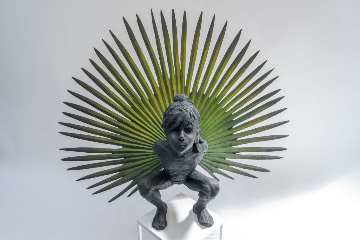 Feel Stunning di Simone Benedetto – Un’opera che esplora il rapporto tra natura e trasformazione interiore attraverso la figura sospesa di un giovane corpo accompagnato da una grande foglia simbolica. La scultura restituisce un delicato equilibrio tra fragilità, istinto e crescita. In mostra presso la PUNTO SULL’ARTE nell’ambito della collettiva WILD SOULS Varese, Italia