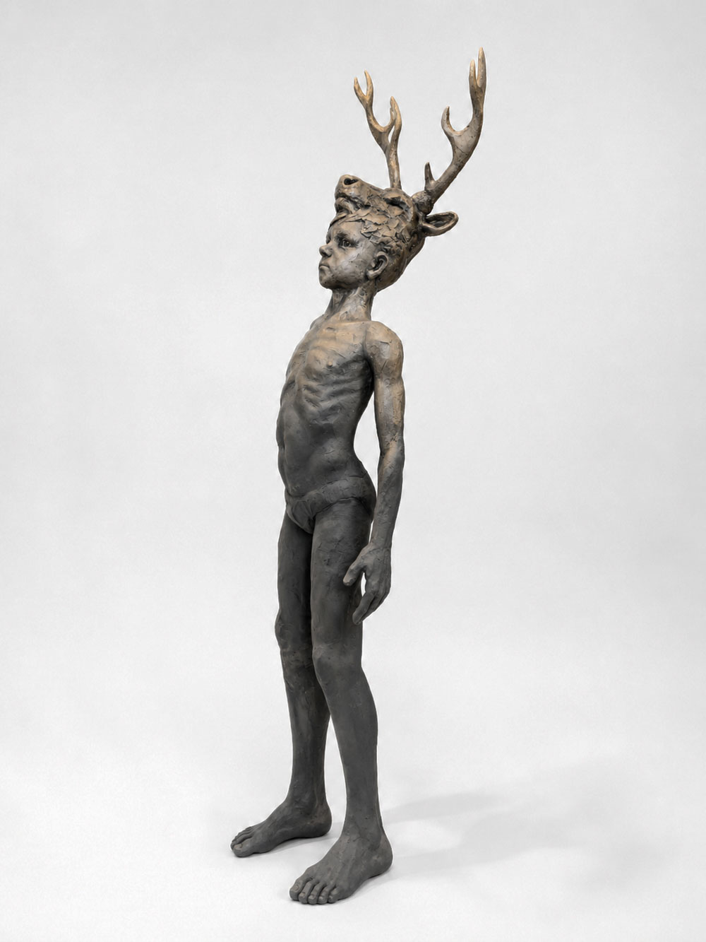 "Deer Soul" di Simone Benedetto – Un’opera che raffigura un bambino in piedi con le corna, simbolo di una trasformazione tra umano e animale. La figura esprime un passaggio verso una dimensione istintiva e primordiale. In mostra presso Galleria PUNTO SULL’ARTE nell’ambito della collettiva WILD SOULS.