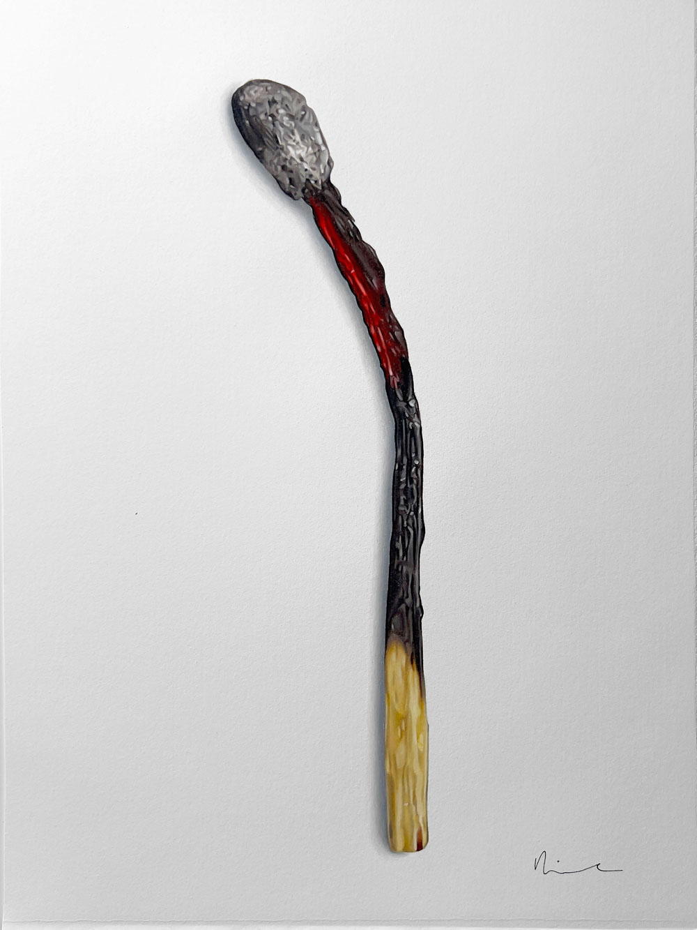 The Christmas Tree di Valentina Diena è un disegno realizzato con matite colorate su carta. Un fiammifero bruciato diventa simbolo di memoria, trasformazione e fragilità. Esposto alla Galleria PUNTO SULL’ARTE, Varese, Italia.