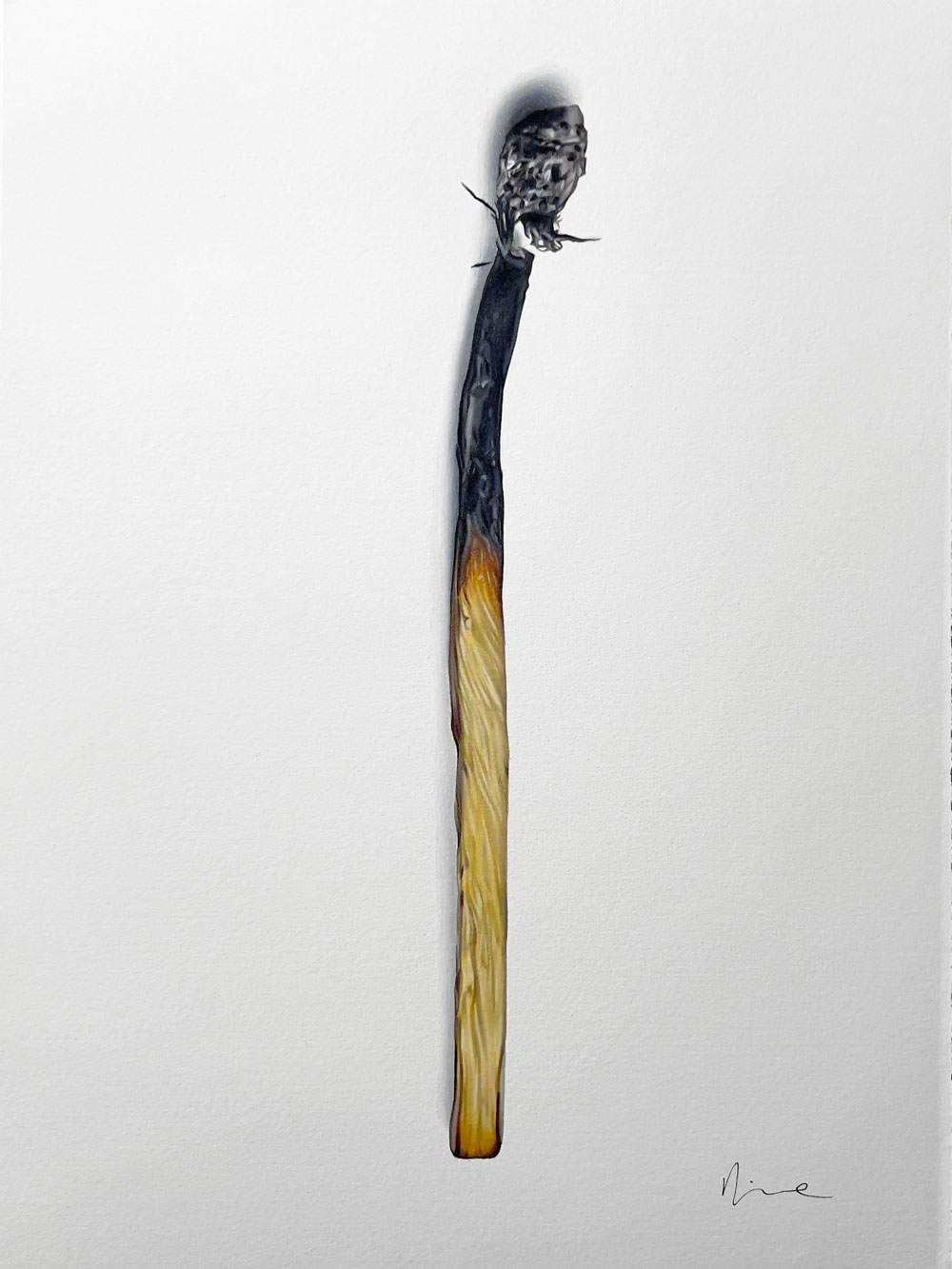 The Grandmother di Valentina Diena è un disegno realizzato con matite colorate su carta. Un fiammifero bruciato diventa simbolo del tempo, della memoria e della fragilità dell’esistenza. Esposto alla Galleria PUNTO SULL’ARTE, Varese, Italia.