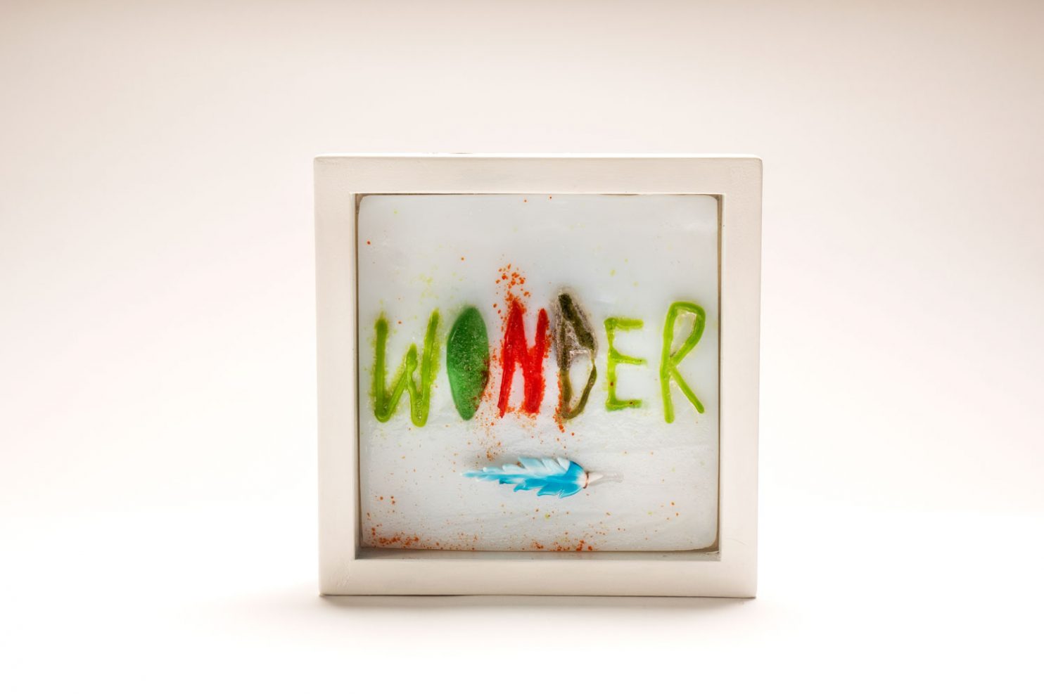 Wonder di Silvia Levenson è un’opera che celebra la meraviglia attraverso la delicatezza e la trasparenza del vetro. In mostra presso la Galleria PUNTO SULL’ARTE di Varese, nella collettiva