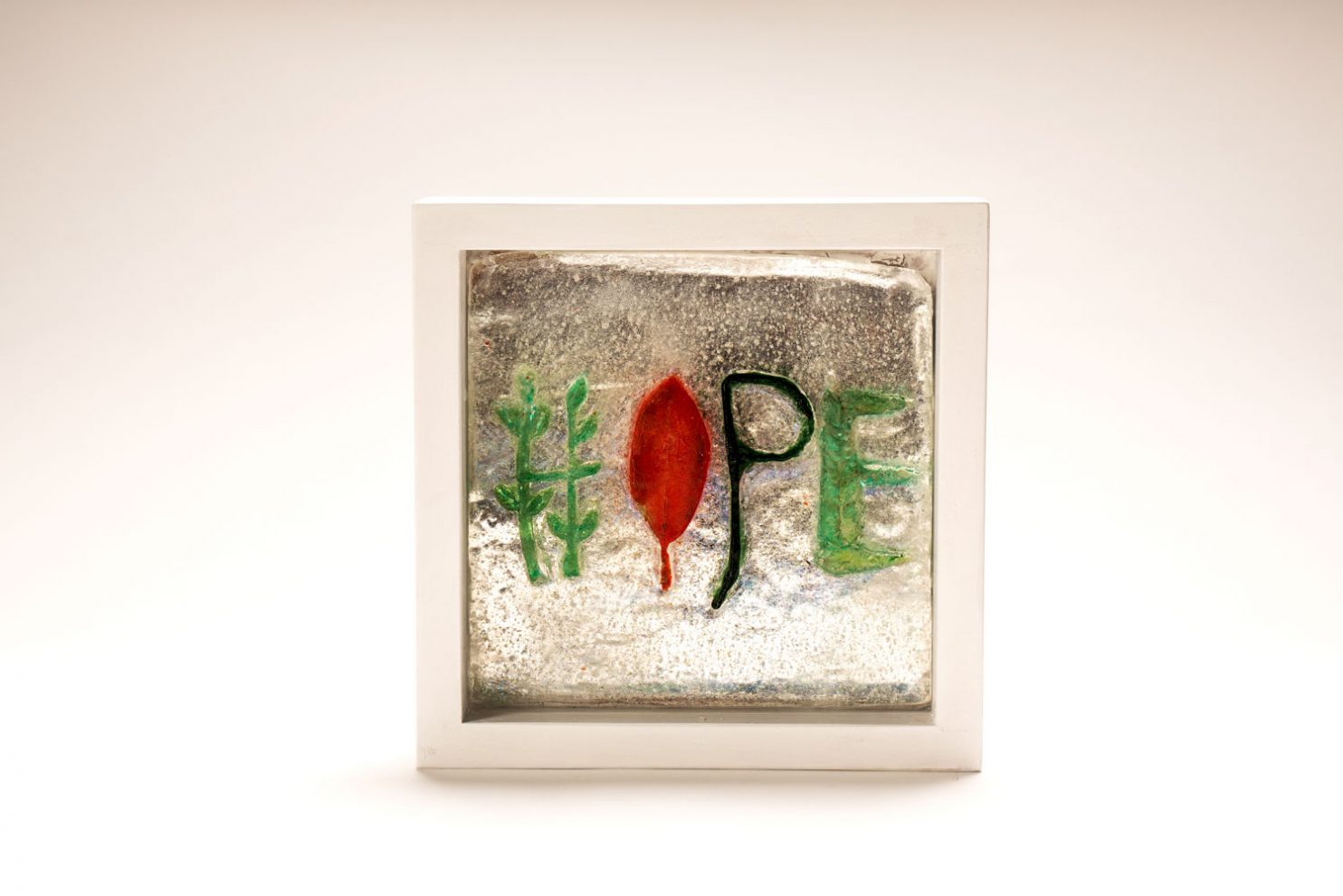 Hope di Silvia Levenson è un’opera che unisce fragilità e speranza attraverso la trasparenza evocativa del vetro. In mostra presso la Galleria PUNTO SULL’ARTE di Varese, nella collettiva