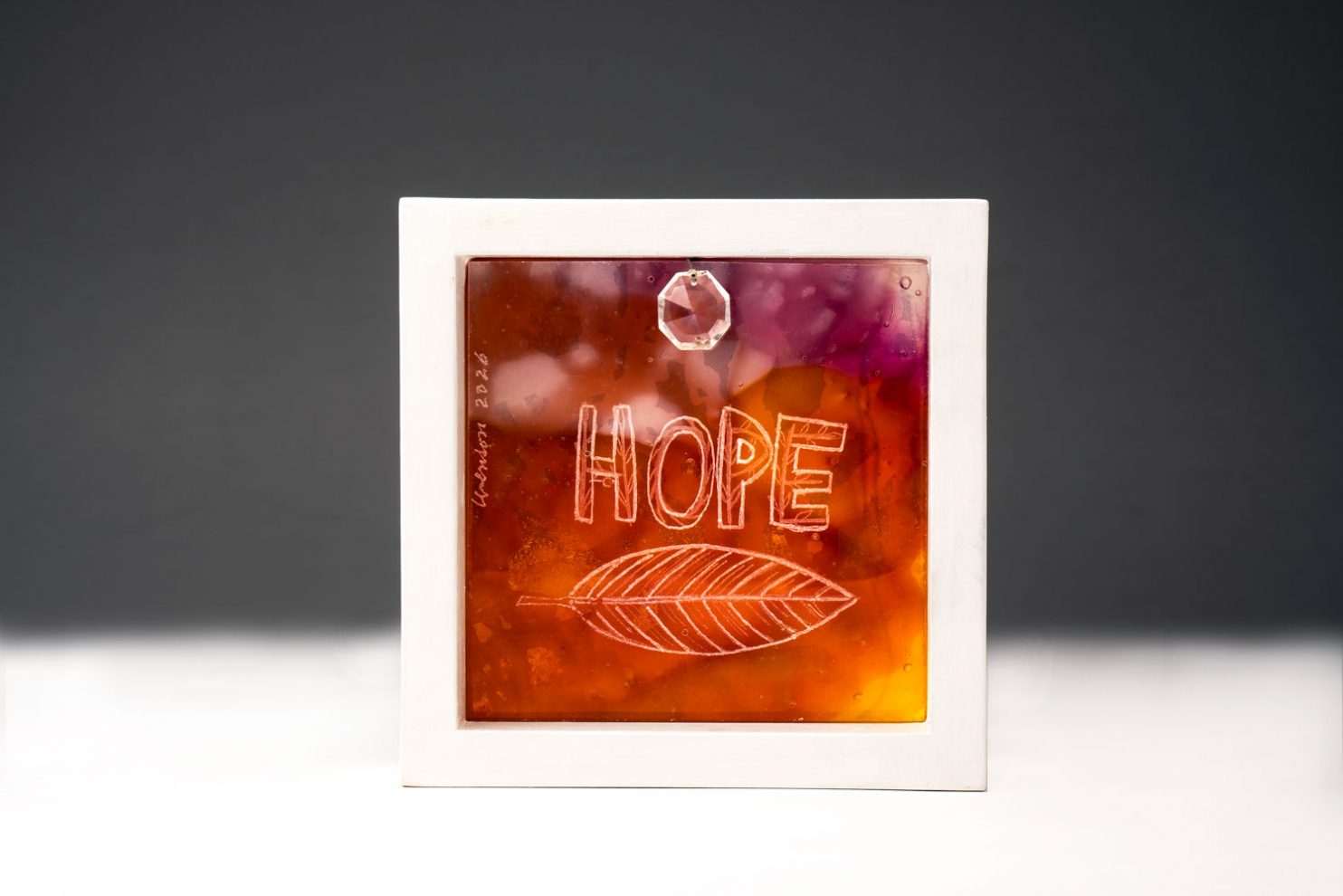 Hope di Silvia Levenson è un’opera che unisce fragilità e speranza attraverso la trasparenza evocativa del vetro. In mostra presso la Galleria PUNTO SULL’ARTE di Varese, nella collettiva