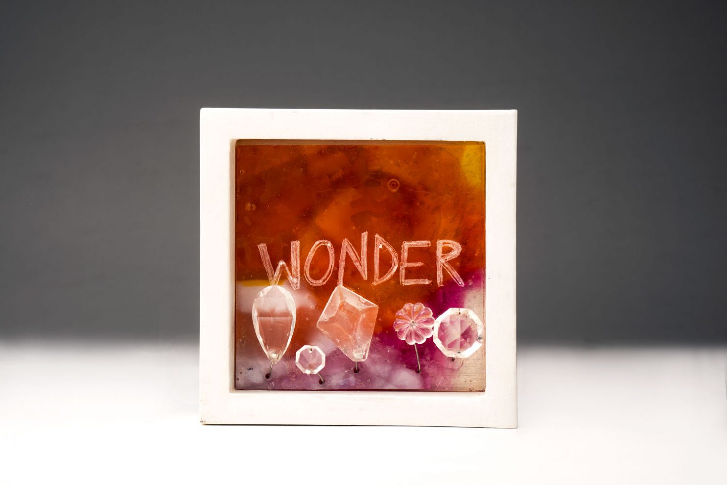 Wonder di Silvia Levenson è un’opera che celebra la meraviglia attraverso la delicatezza e la trasparenza del vetro. In mostra presso la Galleria PUNTO SULL’ARTE di Varese, nella collettiva