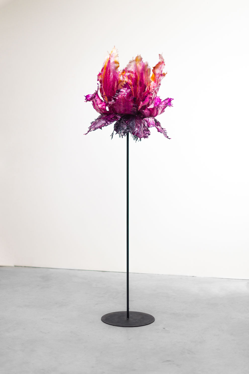 Annalù-punto-sullarte-galleria-darte-contemporanea-Talea-2023-Vetro-resina-e-inchiostri-80x76x75cm