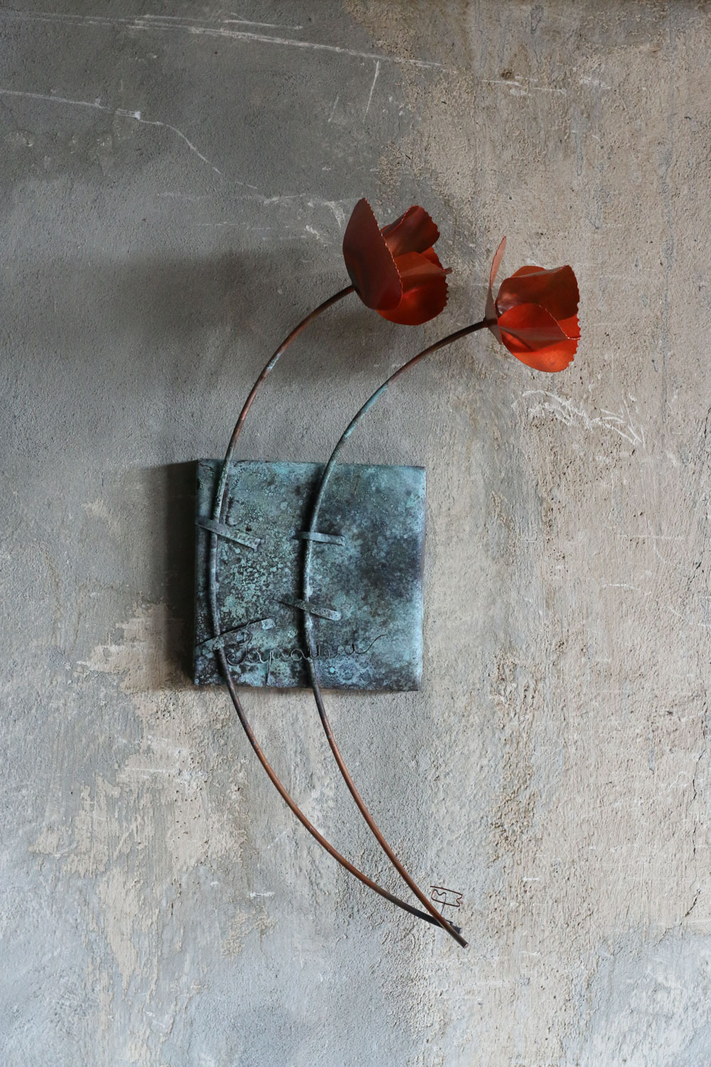 Branca-Mario-punto-sullarte-galleria-darte-contemporanea-varese-Natura-papaveri-2026-rame-saldato-ossidato-e-rifinito-con-interventi-pittorici-100x30x10cm