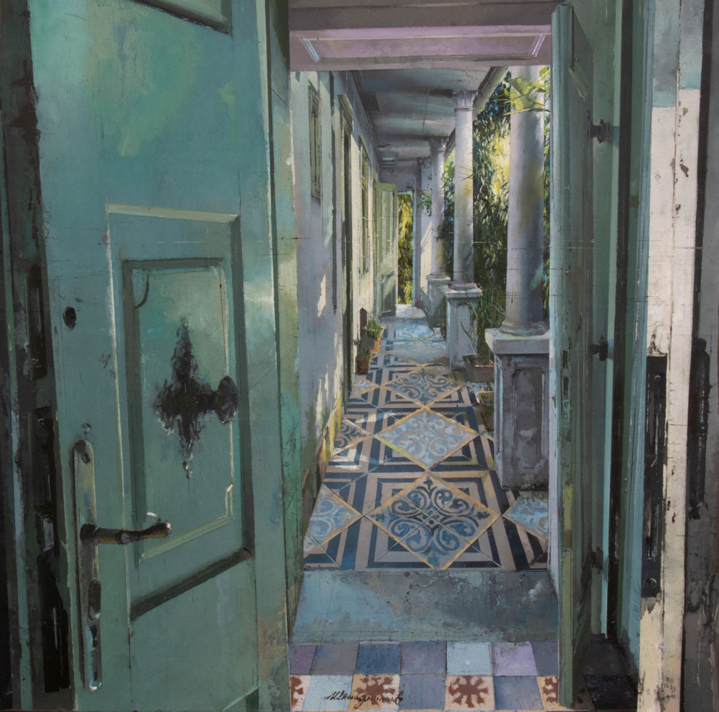 Casa di Nelly di Matteo Massagrande – Un'opera che racconta un interno sospeso nel tempo, dove una porta aperta conduce verso un luminoso loggiato. Tra luce, architettura e silenzio, l'artista trasforma uno spazio quotidiano in un luogo di contemplazione e memoria.