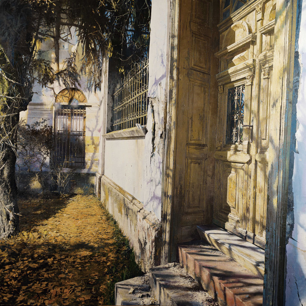 Il cortile del manicomio di Matteo Massagrande – Un luogo sospeso nel tempo, dove luce e silenzio trasformano l’assenza in memoria e presenza. Un’immagine intima e contemplativa, abitata dalle tracce del passato. Presso la PUNTO SULL’ARTE, Varese, Italia.